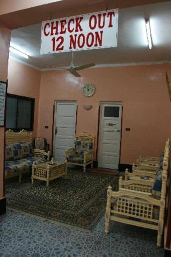 Fontana Luxor Hostel Eksteriør bilde